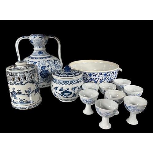 356 - Chinese / Oriental blue and white ceramic wares to include; large tureen dish (diameter 25cm), lidde... 