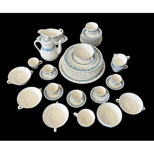 242 - Wedgwood, collection of Wedgwood of Etruria & Barlaston Queensware Dinner / Tea service pieces (33 p... 