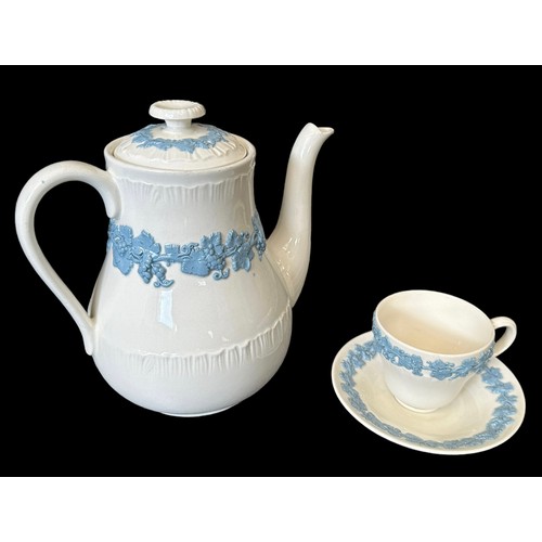 242 - Wedgwood, collection of Wedgwood of Etruria & Barlaston Queensware Dinner / Tea service pieces (33 p... 