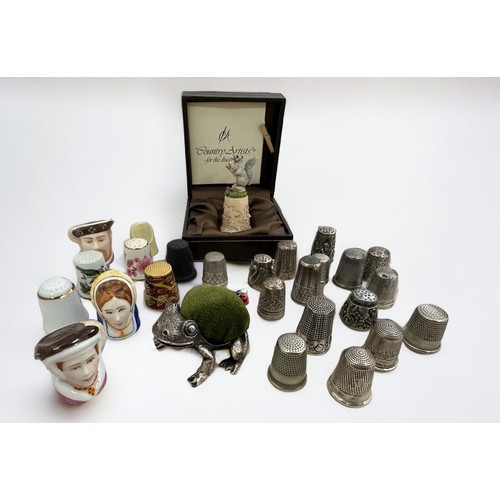 185 - A collection of thimbles - 9 thimbles either hallmarked or stamped 925 as well as 7 white metal thim... 