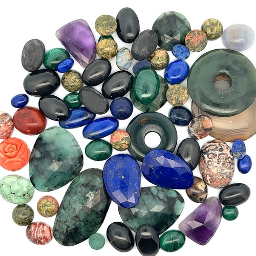 112 - A quantity of loose gemstones, mostly cabochons.  Includes lapis lazuli, malachite, beryl, amethyst,... 