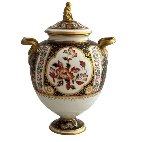 243 - Wedgwood Imari pattern urn, height approx 27cm. Hairline crack to interior. Rubbing to gilding.