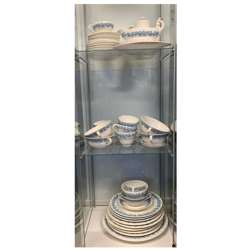 242 - Wedgwood, collection of Wedgwood of Etruria & Barlaston Queensware Dinner / Tea service pieces (33 p... 