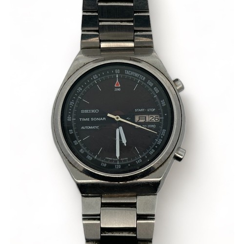 144 - An automatic Seiko stainless steel Time Sonar Chronograph watch - 7015 6010, circa mid 1970s. Black ... 