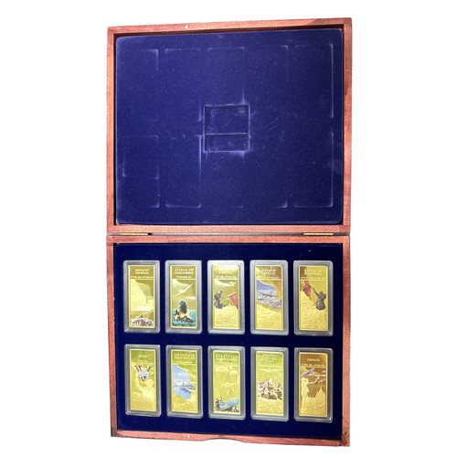 173 - Battles of World War II set of 10 pictorial gold plated ingots, in a wooden presentation case.