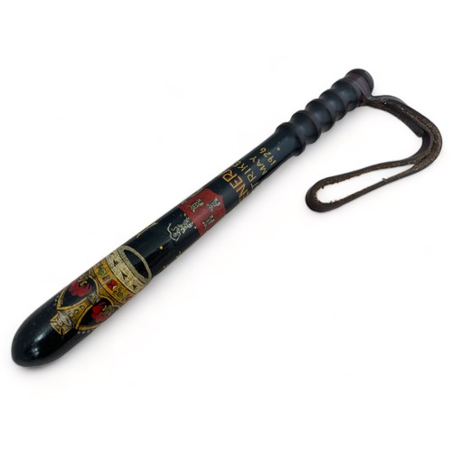 109 - George V hand painted hardwood truncheon, painted for the General Strike May 1926, turned ribbed han... 