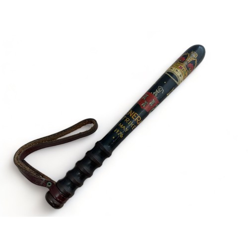 109 - George V hand painted hardwood truncheon, painted for the General Strike May 1926, turned ribbed han... 