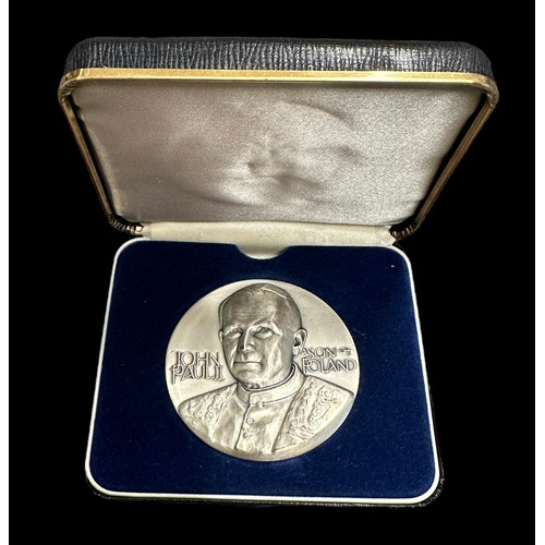 166 - Pope John Paul II .999 silver medal, with 1980 Medallic Art Co. to edge, weighs 151g, in fitted case... 