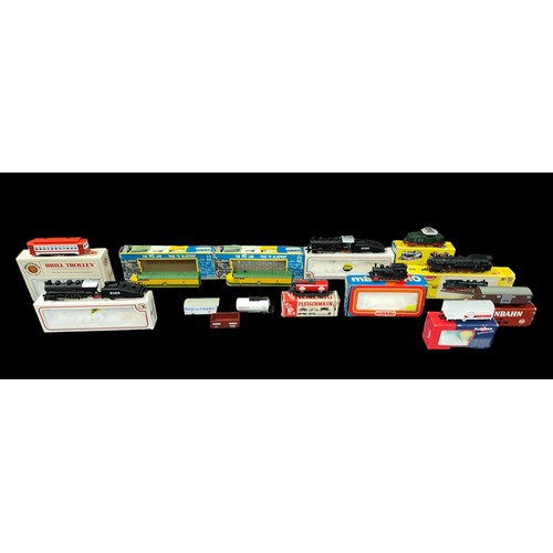 296 - HO gauge collection, generally excellent in excellent to good boxes, with locomotives (6) including ... 