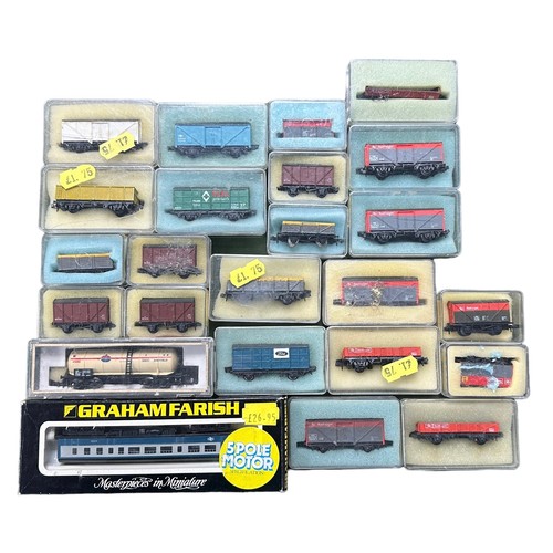 325 - N gauge mainly wagons, generally excellent in good plus to good plastic cases, with Railfreight (10)... 