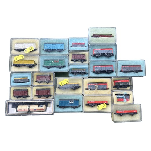 325 - N gauge mainly wagons, generally excellent in good plus to good plastic cases, with Railfreight (10)... 