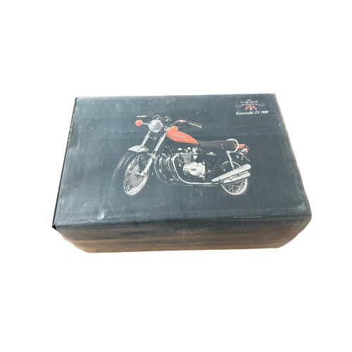 111 - Minichamps 1/12th scale 1972 Kawasaki Z1 candy brown No. 122 164100 (Classic Bike series No. 25), ge... 