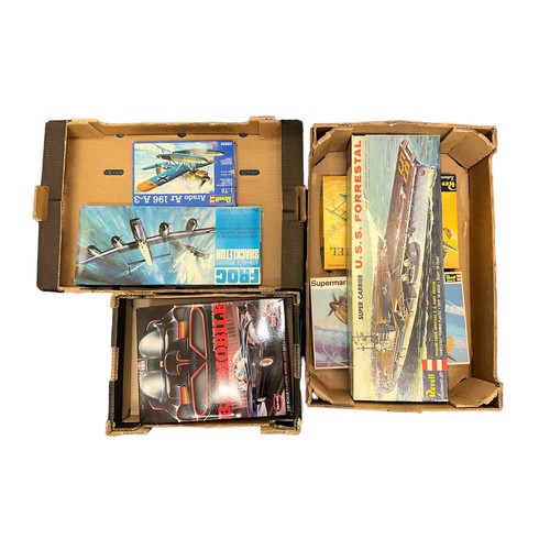 286 - Plastic model kits unmade collection, generally excellent in excellent to good boxes, with Polar Lig... 