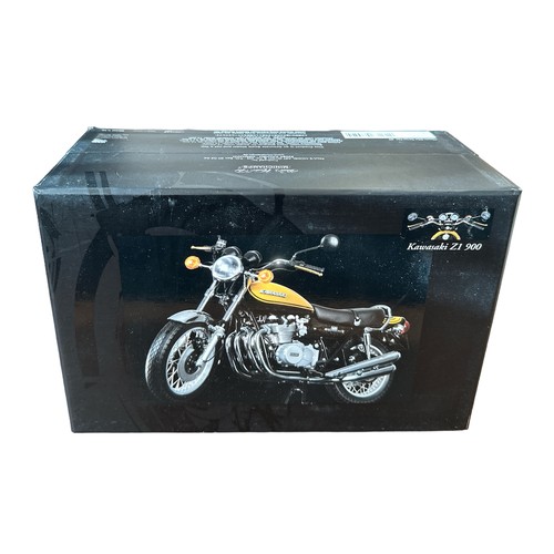 124 - Minichamps 1/12th scale 1972 Kawasaki Z1 900 Super 4 Candy green/yellow No. 122 164101  (Classic Bik... 