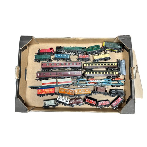 301 - OO gauge unboxed collection, generally excellent to good, with locomotives (3), coaches (4), wagons ... 