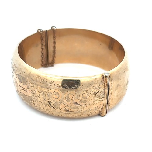 10 - 9ct gold hinged bangle with foliate design on one half and plain on the back. Hallmarks for Joseph S... 