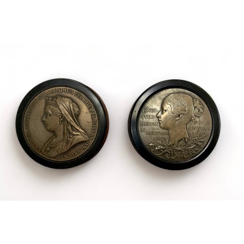 288 - Queen Victoria Golden Jubilee double sided young Victoria and Old Victoria pair of snuff / tobacco b... 