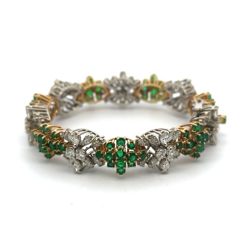 23 - An emerald and diamond bracelet with alternate links of diamonds and emeralds The 7 diamond links ea... 