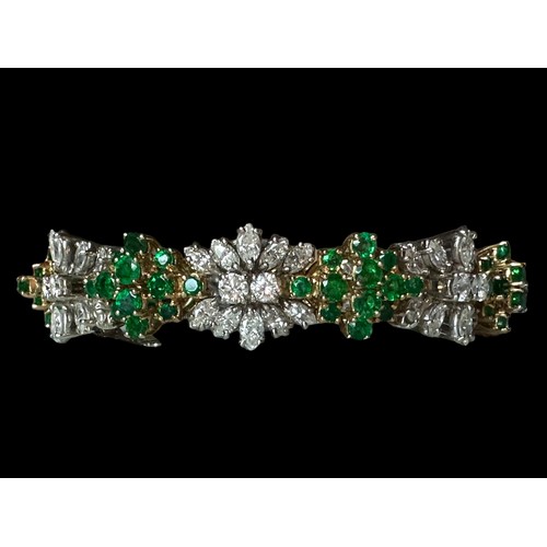 23 - An emerald and diamond bracelet with alternate links of diamonds and emeralds The 7 diamond links ea... 