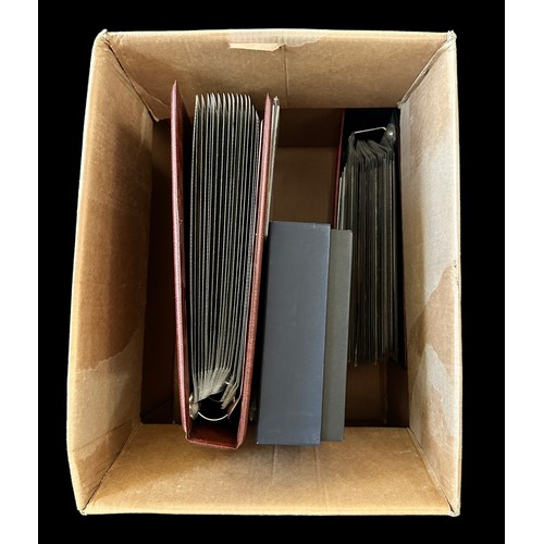 313 - UM collection of sleeveless commemorative presentation packs in 2 binders and loose from 1997-2007. ... 