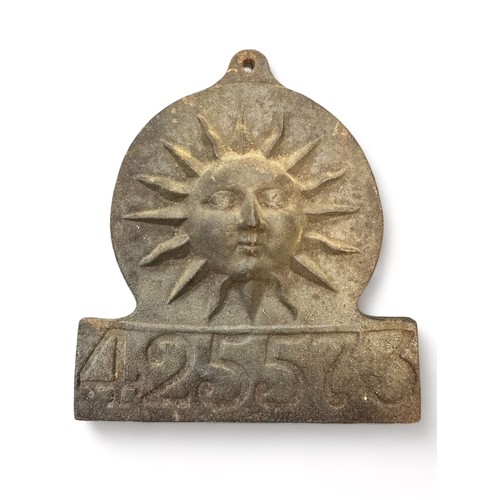 305 - Reproduction cast iron fire mark with depiction of the sun in splendour, numbered 425573. Approx 19 ... 