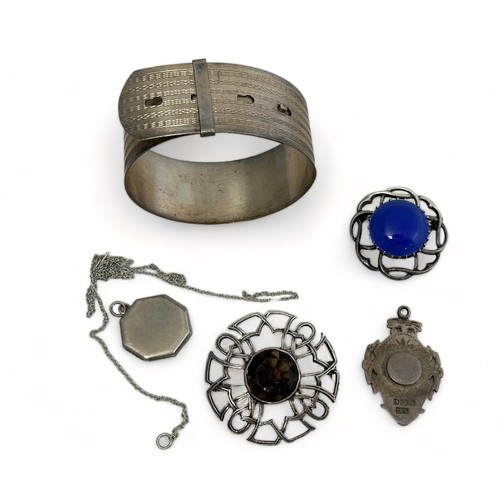 159 - A collection of jewellery items, either hallmarked or stamped silver / 925. Includes an adjustable b... 