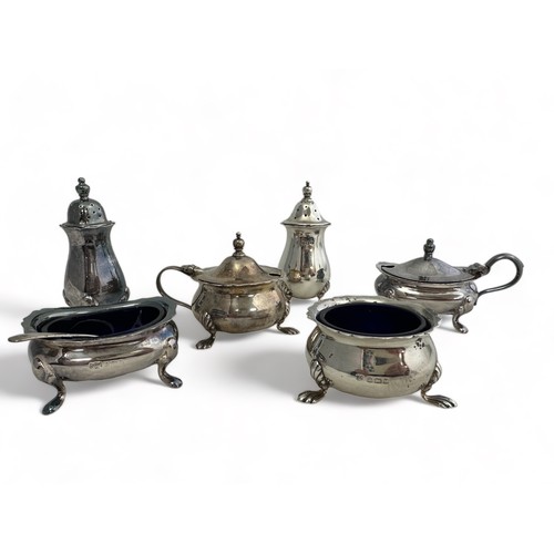 160 - Six silver salts, four with blue glass linings and a small silver spoon.  Total silver weight 287g. ... 