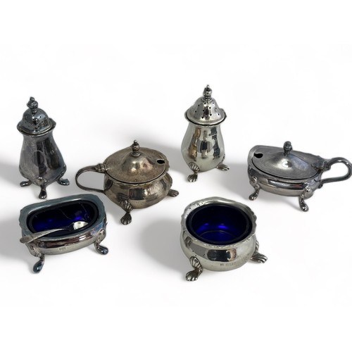 160 - Six silver salts, four with blue glass linings and a small silver spoon.  Total silver weight 287g. ... 