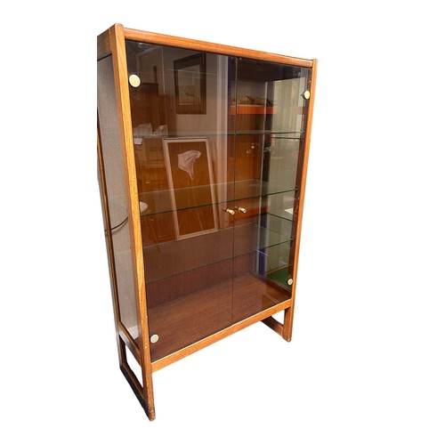 453 - Glazed wooden display cabinet with 2 glass doors and 3 glass shelves. Height 140cm, width 84cm, dept... 