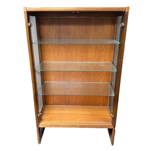 453 - Glazed wooden display cabinet with 2 glass doors and 3 glass shelves. Height 140cm, width 84cm, dept... 