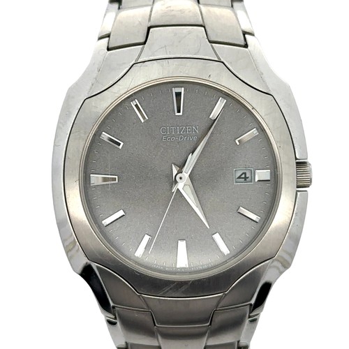 144 - Gents Citizen Eco Drive watch (powered by light). Stainless steel case, grey dial and . Watch in wor... 