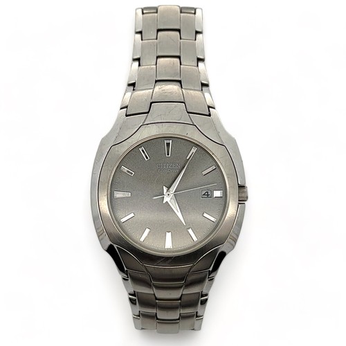 144 - Gents Citizen Eco Drive watch (powered by light). Stainless steel case, grey dial and . Watch in wor... 