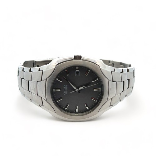 144 - Gents Citizen Eco Drive watch (powered by light). Stainless steel case, grey dial and . Watch in wor... 