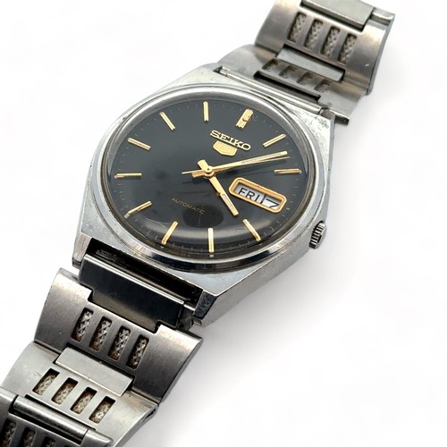 69 - Gents Seiko 5 automatic watch. Black dial with day/date display. Case 35mm.  In working order at tim... 