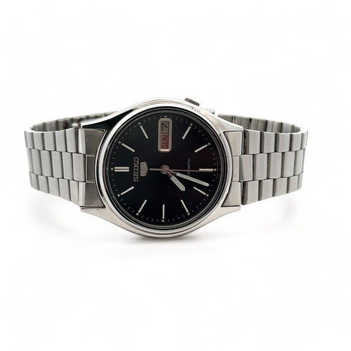 70 - Gents Seiko 5 automatic watch. Grey dial with day/date display. Case 35mm.  In working order at time... 