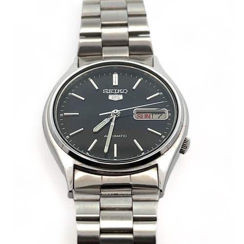 70 - Gents Seiko 5 automatic watch. Grey dial with day/date display. Case 35mm.  In working order at time... 