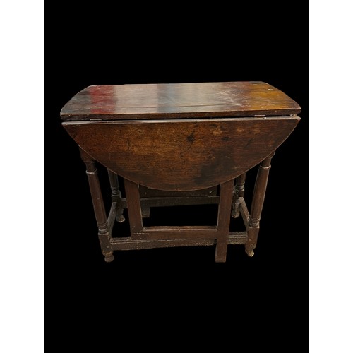 449 - A late 17th Century oak gateleg table. Height 64cm, width 71cm, depth 37cm opening to 83cm.