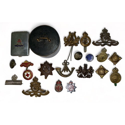 88 - Range of militaria with 6 cap badges including Liverpool Regt by Bodill Parker & Co, Life Guards etc... 