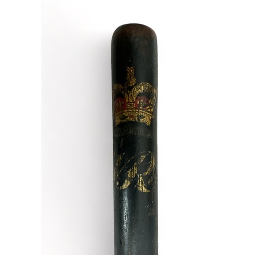 70 - Victorian flat head hand painted wooden police truncheon, gilt lettering with VR insignia below crow... 