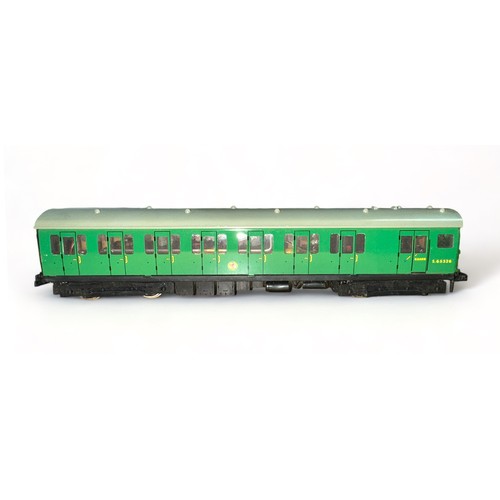 433 - Hornby Dublo 2-rail SR green S65326 Guard Electric Motor Coach No. 2250, generally excellent in good... 