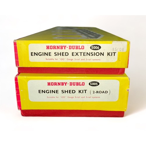 426 - Hornby Dublo 2-Road Engine Shed kit No. 5005 and Extension kit No. 5006, generally excellent in exce... 