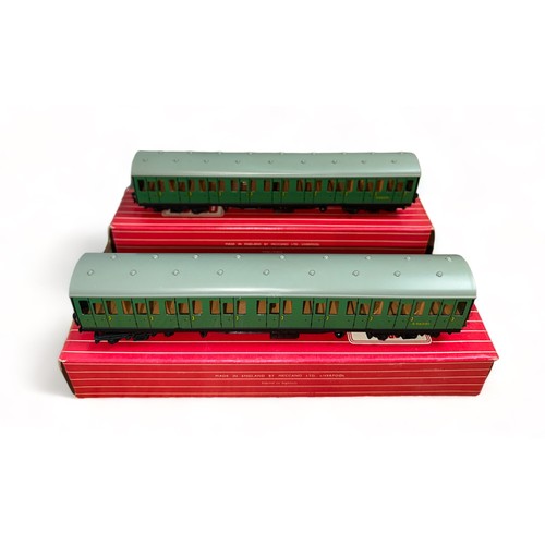 422 - Hornby Dublo pair of Export SR green S46291 Suburban Coach No. 4231, generally excellent in excellen... 