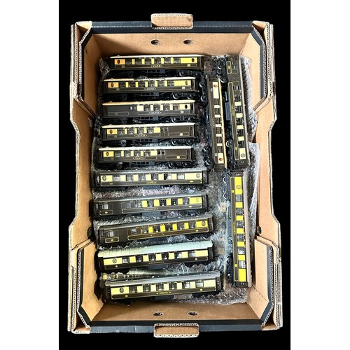 389 - OO gauge unboxed coach collection including Pullman (13), range of Hornby, Lima, etc., generally exc... 