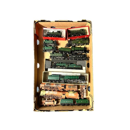 384 - OO gauge unboxed locomotives, generally excellent to good plus, with GWR green 5322 2-6-0, BR green ... 