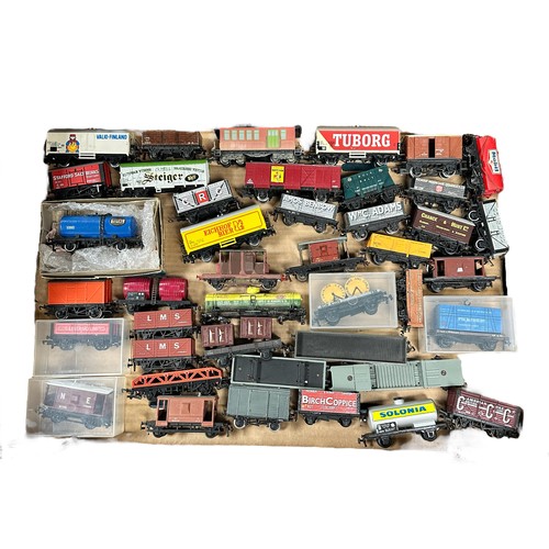 379 - HO-OO gauge unboxed collection of locomotives (11) and wagons, generally excellent to good, with Gut... 