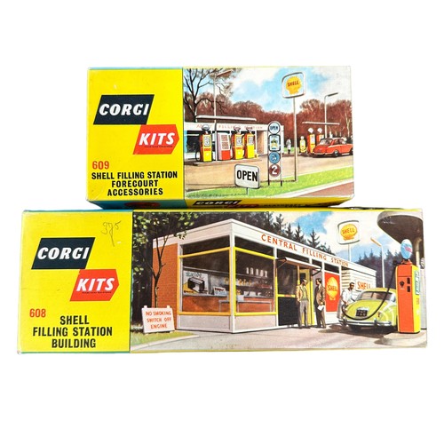 324 - Corgi Kits Shell Filling Station Building No. 608 and Forecourt Accessories No. 609, unmade plastic ... 