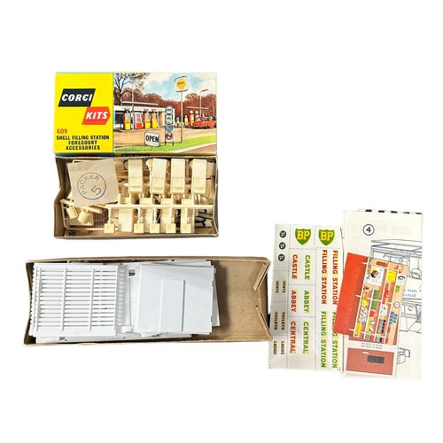 324 - Corgi Kits Shell Filling Station Building No. 608 and Forecourt Accessories No. 609, unmade plastic ... 