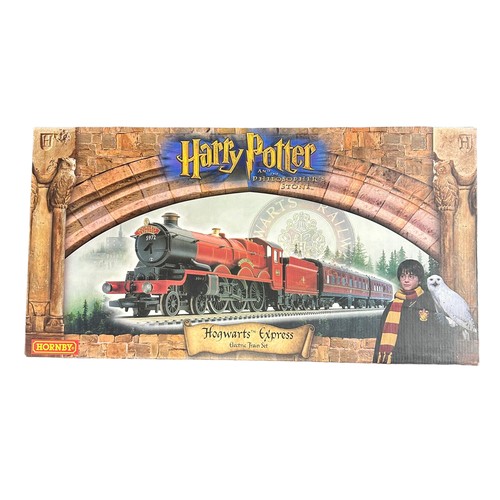 444 - Hornby Harry Potter Hogwarts Express set No. R1025, generally excellent in excellent box, with Hogwa... 