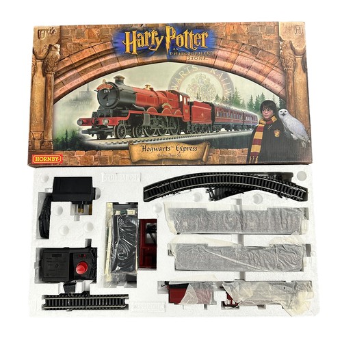 444 - Hornby Harry Potter Hogwarts Express set No. R1025, generally excellent in excellent box, with Hogwa... 