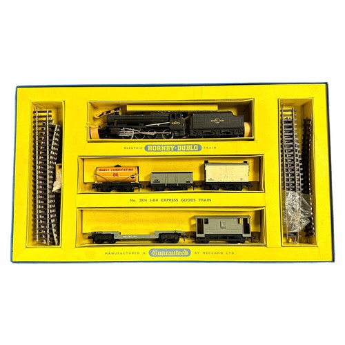 428 - Hornby Dublo Express Goods 2-rail set No. 2024, generally excellent in excellent to good plus box (l... 